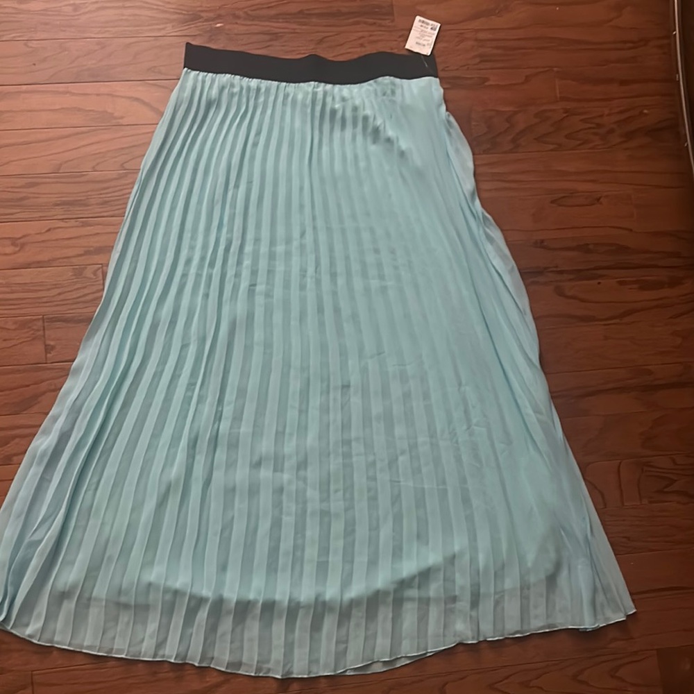 Elegant Pleated Skirt in Aqua